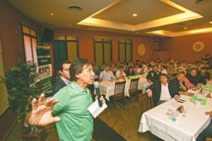 Eunício Oliveira falando para jovens empresários cearenses, ontem, por ocasião de almoço em restaurante da Capital. Antes, o candidato a governador esteve reunido com pessoas ligadas ao setor pesqueiro do Estado