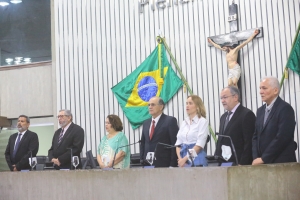 Alece homenageia Joaryvar Macedo e seu livro “Império do Bacamarte”