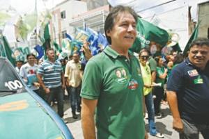 Eunício Oliveira, ontem, caminhando por ruas do Bairro Pirambu, acompanhado de correligionários, disse que vai ajudar o prefeito de Fortaleza, mais que o atual Governo tem feito, para melhorar a vida do fortalezense