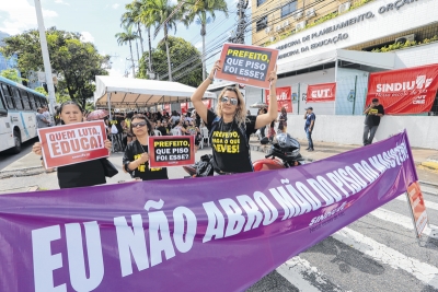 Os educadores bloquearam um dos sentidos da Av. Pontes Vieira, defronte à sede da SME 