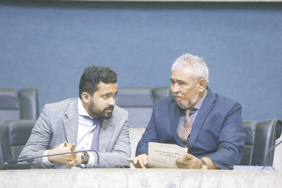 Ontem, Yuri Guerra (à esquerda), suplente de Mário Hélio (à direita), já fez uso de um assento parlamentar, mas foi informado de que não poderia ( Foto: José Leomar )