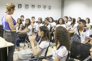 Projeto O Parlamento e sua História recebe alunos da escola Dr. César Cals