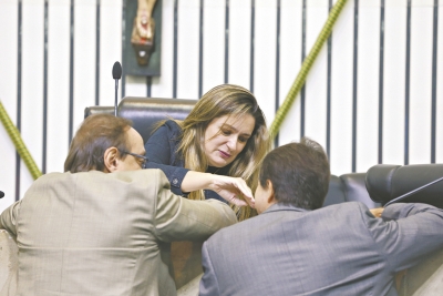 A presidente da sessão, deputada Augusta Brito, em meio à pressão dos oposicionistas para a manutenção dos trabalhos de plenário recebe a solidariedade dos aliados governistas Tin Gomes e Evandro Leitão 