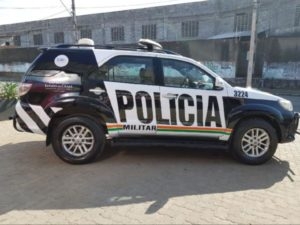 Para-brisa blindado em viatura pode reforçar segurança de policiais