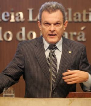  Deputado José Sarto, líder do Governo, foi o primeiro orador da sessão de ontem, para se antecipar às críticas da oposição à queda de parte do teto do HGF 