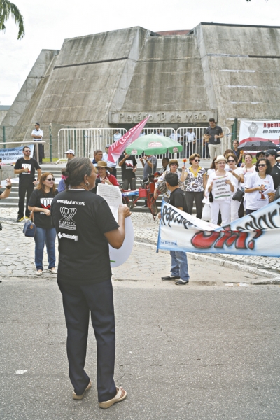 Servidores do Estado e de Fortaleza em frente ao prédio da AL, manhã de ontem 