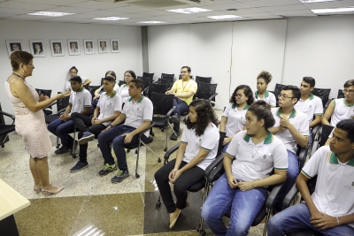 Memorial da AL recebe os alunos da EEEP Dona Creuza do Carmo Rocha