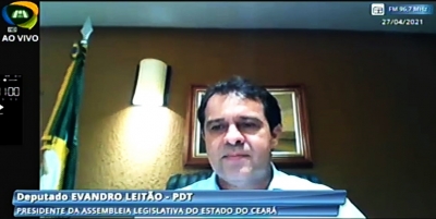 Presidente da AL, deputado Evandro Leitão, fala durante abertura da sessão plenária