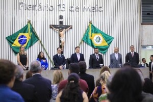 Fisioterapeutas e terapeutas ocupacionais são homenageados em solenidade na Alece