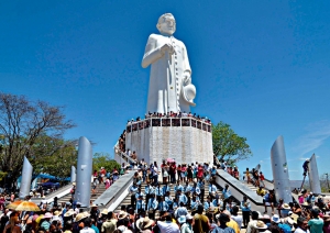 Romeiros no monumento de Padre Cícero em Juazeiro do Norte