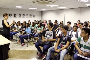 Alunos da Escola Telina Matos de Aquiraz visitam a Assembleia