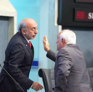 Deputados Carlomano Marques e Lula Morais discutem sobre o governo de Hugo Chávez, no plenário da Assembleia Legislativa 