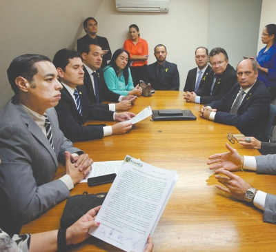 Deputados do PMDB se reuniram, na manhã de ontem, com integrantes da Frente Cearense pelo Impeachment