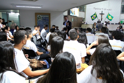 Alunos do Colégio Vencer participam do projeto O Parlamento e Sua História