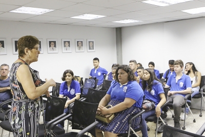 Alunos da Escola Bárbara de Alencar conhecem a Assembleia