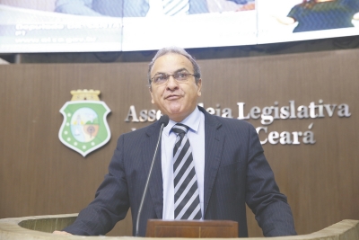 Deputado Manoel Santana leu uma carta de protesto contra o fim do Ministério da Cultura e teceu outras críticas ao governo Michel Temer