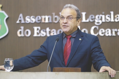 O deputado Manoel Santana diz que Juazeiro do Norte já é conhecida como Juazeiro do Padre Cícero por muitos brasileiros e romeiros