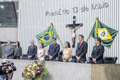 Os autores do livro e autoridades, na noite de ontem, no Plenário 13 de Maio da Assembleia Legislativa do Estado do Ceará