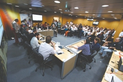 Deputados integrantes da Comissão de Justiça passaram praticamente todo o dia de ontem discutindo as matérias da pauta, demorando, substancialmente, na emenda constitucional de extinção do Tribunal de Contas 