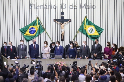 Izolda Cela toma posse na Alece e se torna primeira governadora do Estado do Ceará