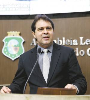 O líder do Governo na AL, Evandro Leitão, diz esperar que temas municipalizados não atrapalhem a votação de projetos do Governo na Casa