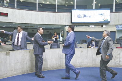 Os valentões ficaram separados por um servidor da Assembleia. Ele está de costas para Osmar Baquit (PSD) e à frente de Agenor Neto e Tomaz Holanda, ambos do PMDB, quem partiam em direção à Baquit na bancada governista