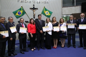 Deputados Fernanda Pessoa e Bruno Gonçalves com homenageados