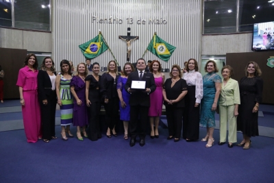 Walker Cabeleireiros recebe homenagem da Assembleia pelos seus 40 anos