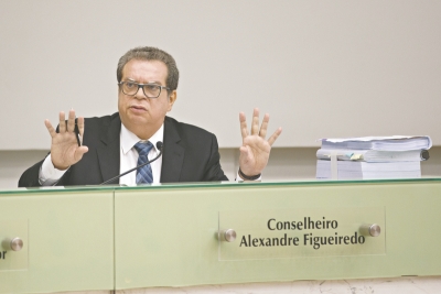 O relator, conselheiro Alexandre Figueiredo, expôs que, das 51 recomendações feitas pelo TCE ao Estado na apreciação das contas de 2014, 21 foram atendidas, quatro parcialmente acatadas e três estão em implementação 