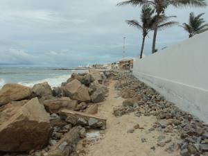 Comissão debate avanço da maré na praia da Caponga nesta segunda