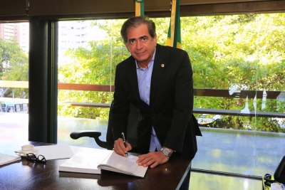 Deputado Zezinho Albuquerque assumiu  interinamente o comando do Governo do Ceará