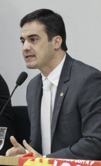 Pré-candidatura do deputado estadual Capitão Wagner (PR) ao Governo do Estado está cada vez mais próxima de se firmar. Maior empecilho para a concretização do desejo do ex-militar, o PSDB, agora, recua das exigências antes anunciadas e pode bater o martelo a qualquer momento sobre apoio ao nome do parlamentar à disputa de outubro próximo. É o que falta para a candidatura ganhar corpo de forma definitiva.  Sobre o assunto Filiações devem se concentrar no fim do mês   A resistência ao nome de Wagner para liderar a oposição na disputa eleitoral diminuiu nos últimos dias após intensas reuniões entre o deputado e o senador Tasso Jereissati (PSDB). O último encontro foi na segunda-feira, dia 12, em Fortaleza. O POVO apurou que as conversas avançaram muito. Até ontem, no entanto, não havia definição por parte dos tucanos. O recuo de Wagner do desejo de se eleger governador, ainda em janeiro, tentava se justificar pela falta de apoio partidário e de recursos para financiar a campanha. A exigência do PSDB era de que o deputado campeão de votos em 2014 fizesse corpo ao palanque do pré-candidato a presidente Geraldo Alckmin (PSDB) no Ceará.  Podemos ter candidato a governador que não dará apoio ao candidato (Geraldo) Alckmin&quot;  CARLOS MATOS (PSDB) Deputado estadual Ontem, o deputado estadual Carlos Matos (PSDB) disse ao O POVO, no entanto, que existe a possibilidade de a legenda apoiar um candidato sem palanque nacional. “Podemos ter candidato a governador que não dará apoio ao candidato (Geraldo) Alckmin (no primeiro turno). É muito difícil que a eleição a presidente se encerre no primeiro turno. Tudo está sendo considerado. Enquanto não for batido o martelo, pode haver mudança de rumo”, admitiu.  O presidente estadual do PSDB, Francini Guedes, destacou que o nome de Wagner “tem uma aceitação popular muito grande”. “A gente está sempre conversando”, disse. A legenda encomendou uma pesquisa, inclusive com o nome do empresário Geraldo Luciano, para analisar a capacidade eleitoral das possíveis apostas do grupo.   O pré-candidato ao Palácio da Abolição passou o dia inteiro, ontem, em Brasília, participando de reuniões com diversas siglas para definir o rumo partidário para a próxima eleição. De malas prontas para deixar o PR, o grupo do deputado estadual ouve propostas e trabalha para desembarcar em uma nova legenda.    “Acho que não sai hoje (ontem) a definição. Mas a oposição tem candidato sim, estamos em prol de um nome. Pelas pesquisas nossas, Wagner é um bom nome”, reivindicou a deputada Fernanda Pessoa, que também deverá deixar o Partido da República.      MUDANÇA   O grupo do deputado Capitão Wagner deverá deixar o PR após a legenda se aproximar do governador Camilo Santana (PT) com o movimento da deputada federal Gorete Pereira.      OPOSIÇÃO  O CAMINHO DA PRÉ-CANDIDATURA  OPOSIÇÃO FRACA   Capitão Wagner se lança pré-candidato a governador pelo PR após oposição &quot;perder&quot; o senador Eunício Oliveira (MDB) para Camilo Santana (PT). DESISTÊNCIA   Em meio à desmobilização da oposição, o ex-militar recua da decisão por não ter o amplo apoio das siglas opositoras. Em mensagem aos eleitores, Wagner alegou falta de dinheiro para financiar a campanha. EXIGÊNCIA TUCANA   PSDB, de Tasso Jereissati, chegou a exigir de Wagner palanque no Ceará para o pré-candidato a presidente, Geraldo Alckmin. O deputado recusou o pedido por ter eleitores próximos à figura do deputado Jair Bolsonaro (PSL). CRISE NA SEGURANÇA   Capitão Wagner, depois de anunciar que disputaria uma vaga na Câmara dos Deputados, voltou a falar em candidatura ao Palácio da Abolição após chacinas fragilizarem a imagem do Executivo Estadual. APROXIMAÇÃO  Falta de exigência de palanque para Geraldo Alckmin no Ceará diminui a resistência do nome de Wagner para liderar a oposição na campanha. 