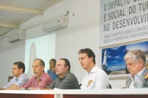 Camilo Santana reunido ontem à noite com representantes da indústria do turismo no Estado do Ceará, quando ele anunciou seu projeto de incrementação do setor, na Capital e em cidades do Interior