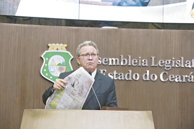 Deputado Roberto Mesquita, ontem, leu trechos da reportagem no plenário da Assembleia Legislativa do Ceará