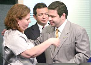 Deputados adversários em Maracanaú. Fernanda Pessoa e Júlio Cesar se cumprimentam no plenário da Assembleia 