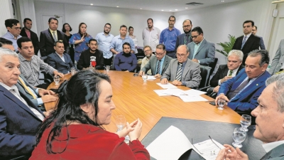 Um grupo de pastores foi à Assembleia, ontem, para reunião com José Sarto. Eles queriam a retirada do projeto de lei do PT