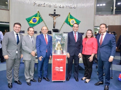 Deputados Bruno Pedrosa, Heitor Férrer, Sérgio Aguiar, Fernanda Pessoa, e Odilon Aguiar, ao lado do presidente do Fortaleza, Marcelo Paz, e da taça do campeonato brasileiro