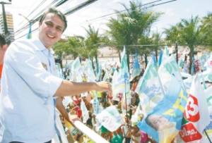 Camilo Santana começou a cumprir a sua agenda de campanha, no domingo, participando da inauguração do comitê de um dos seus aliados