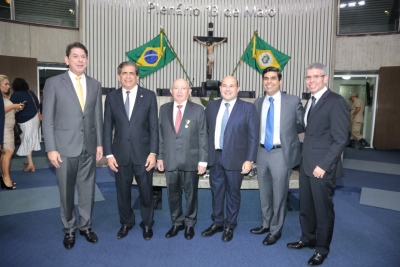 Roberto Cláudio Frota Bezerra recebe na AL Medalha do Mérito Parlamentar