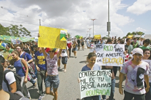 Manifestações de rua em várias cidades do País, como as que ocorreram em junho de 2013, evidenciaram descrença da população com políticos