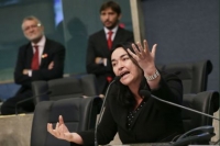 Tramita na Assembleia Legislativa do Ceará projeto que prevê severas multas e até impossibilidade de realizar eventos para manifestações artísticas que promovam a “satirização, ridicularização ou toda e qualquer forma de menosprezar dogmas e crenças de toda e qualquer religião”. Entre as punições previstas, está multa de até 100 mil Ufir-CE – valor hoje próximo a R$ 370 mil.  A proposta, da deputada Dra. Silvana (PMDB), integrante da bancada religiosa, inclui entre manifestações vedadas “encenações pejorativas, teatrais ou não, que façam menção a atributo ou objeto ligado a qualquer religião”. Estariam “banidas” até mesmo charges humorísticas que satirizem a crença alheia.  Além de fixar o impedimento do artista autuado de realizar qualquer evento que necessite da autorização do poder público por até cinco anos, a lei também autoriza a Polícia Militar a interromper, “no ato”, eventos que descumpram a norma. Apesar das pesadas restrições, o projeto de lei registra que “não proíbe ou cerceia” a livre manifestação de opinião ou pensamento.   Justificando a proposta, a deputada Silvana destaca que “discordar da religião alheia é um direito, mas respeitar a fé alheia, mesmo não concordando, é um dever”. A parlamentar é pastora evangélica, tendo atuado em ações como a aprovação de dispositivo que retirou o direito de transexuais de utilizarem o nome social em documentos escolares no Ceará.   Censura  O projeto de lei assinado por Silvana ganha destaque após polêmica envolvendo a peça teatral Histórias Compartilhadas, monólogo do ator Ari Areia que levanta discussão sobre a transexualidade masculina por meio de depoimentos reais. Um dos trechos da peça, na qual o ator derrama o próprio sangue na imagem de Cristo crucificado, provocou controvérsia e foi parar na Justiça.  “O monólogo trouxe à discussão o limite necessário entre a liberdade de expressão e o respeito ao sentimento religioso”, diz Silvana, que destaca que a comissão da Ordem dos Advogados do Brasil no Ceará (OAB-CE) analisa desrespeito da liberdade religiosa no caso.   Na semana passada, deputados aprovaram moção de repúdio à peça.  Ari Areia comparou a ação com a censura da Ditadura Militar. O ator divulgou nota sobre o caso: “Esse tipo de projeto (de Silvana) lembra momentos obscuros do País, onde os artistas sofriam perseguição e tentativas de silenciamento constante. Reiteramos que não vamos nos calar diante dessa situação e vamos lutar contra essa tentativa de silenciamento”.     Saiba mais   Articulações   Parlamentares da bancada religiosa da Assembleia Legislativa têm mostrado aumento de articulações em torno de temas polêmicos nos últimos meses. No início de maio, os parlamentares retiraram trechos que previam o combate à discriminação contra homossexuais em escolas do Plano Estadual de Educação do Ceará. Eles alegam tentativa de “doutrinação LGBT” nas ações.  