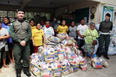 Companhia de Guarda da Alece entrega 1 tonelada de alimentos a associações