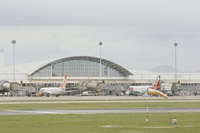 No último dia 20, o Tribunal de Contas da União (TCU) aprovou, com ressalvas, os estudos de viabilidade técnica dos quatro aeroportos a serem concedidos, entre eles o Aeroporto Internacional Pinto Martins, em Fortaleza 